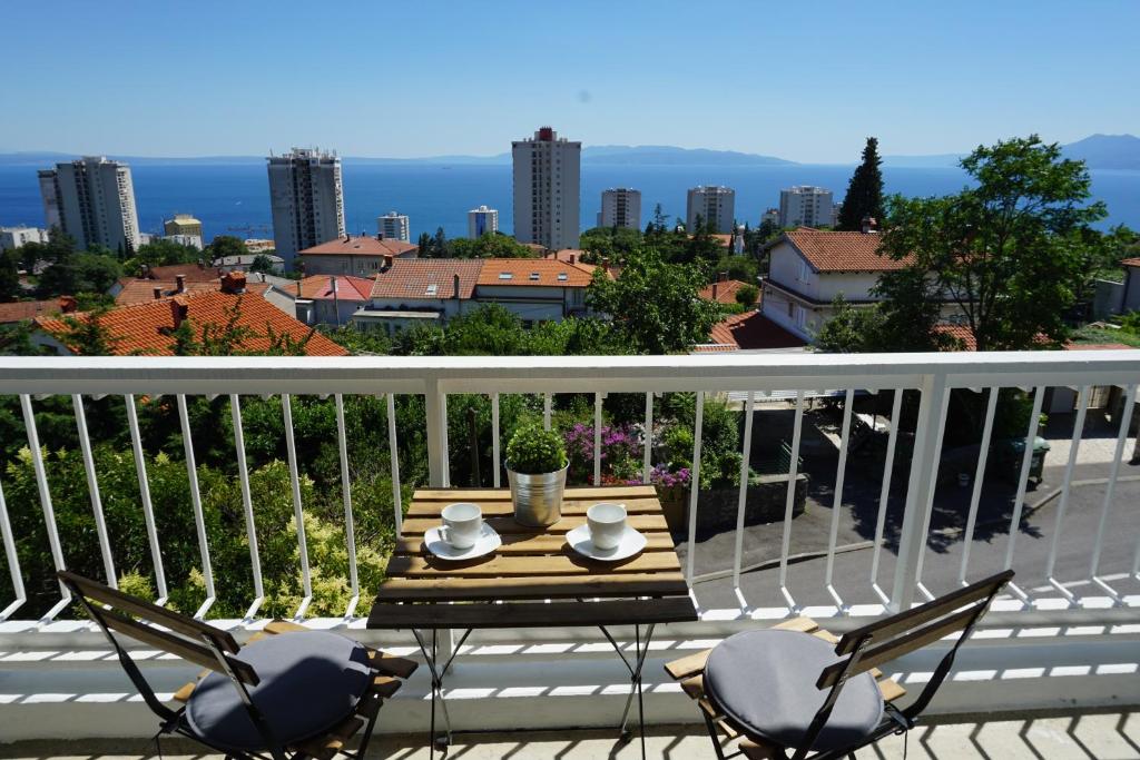 un tavolo e sedie su un balcone con vista sulla città di Tip Top #3 a Fiume (Rijeka)