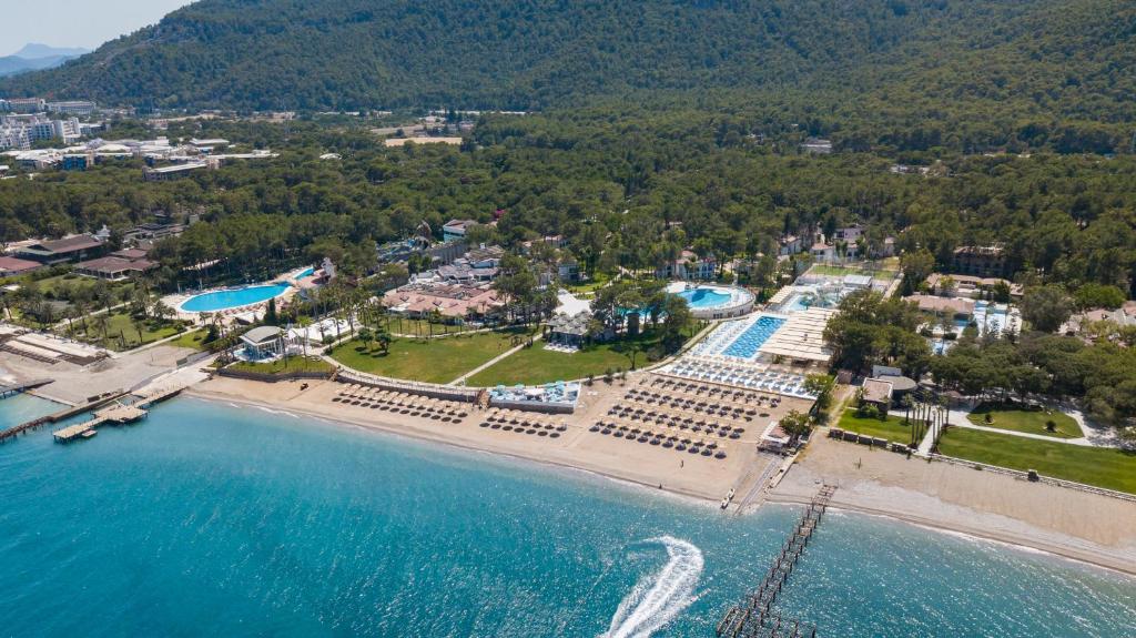 una vista aérea de un complejo en la playa en Baia Salima Kemer, en Beldibi