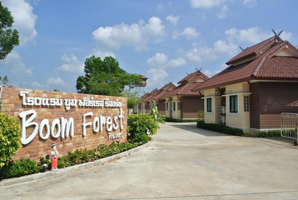 uma fileira de casas com um sinal que lê forças nascidas em Boom Forest Hotel em Hat Yai