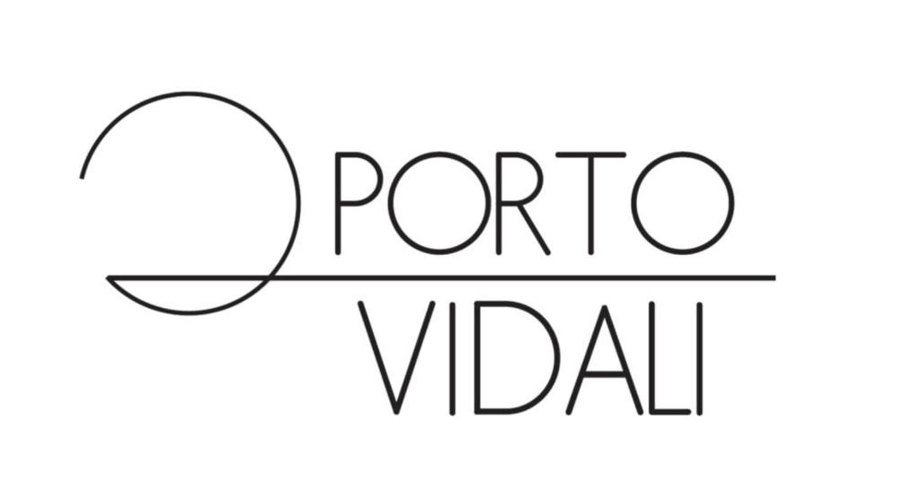 アギオス・イオアニスにあるPorto Vidaliの黒白のトロントーン文字