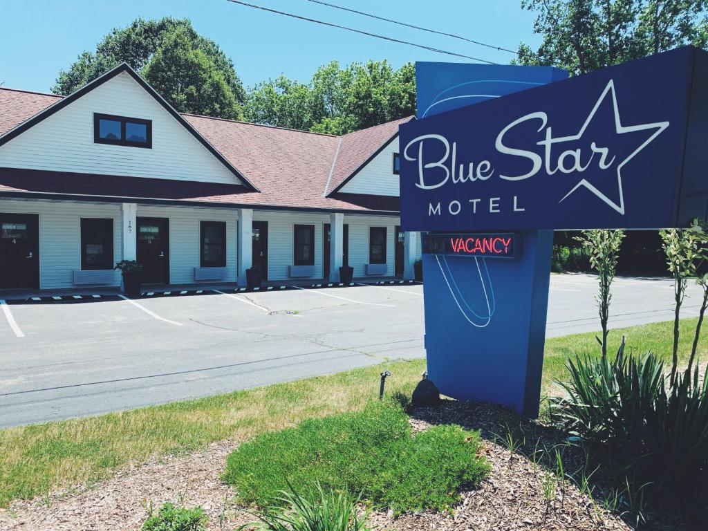 una señal de motel de estrella azul frente a un edificio en Blue Star Motel, en Douglas