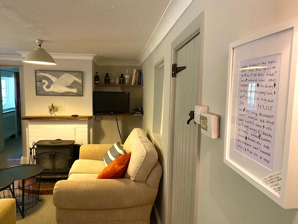 Holly Tree Cottage - 3 bedrooms and large garden with optional glamping double outside