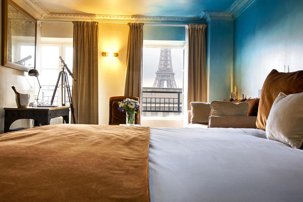 a bedroom with a bed and a view of the eiffel tower at Eiffel Trocadéro in Paris