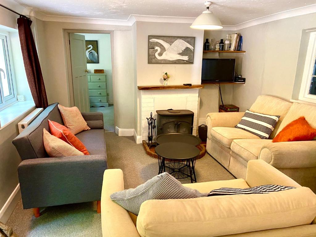 Holly Tree Cottage - 3 bedrooms and large garden with optional glamping double outside