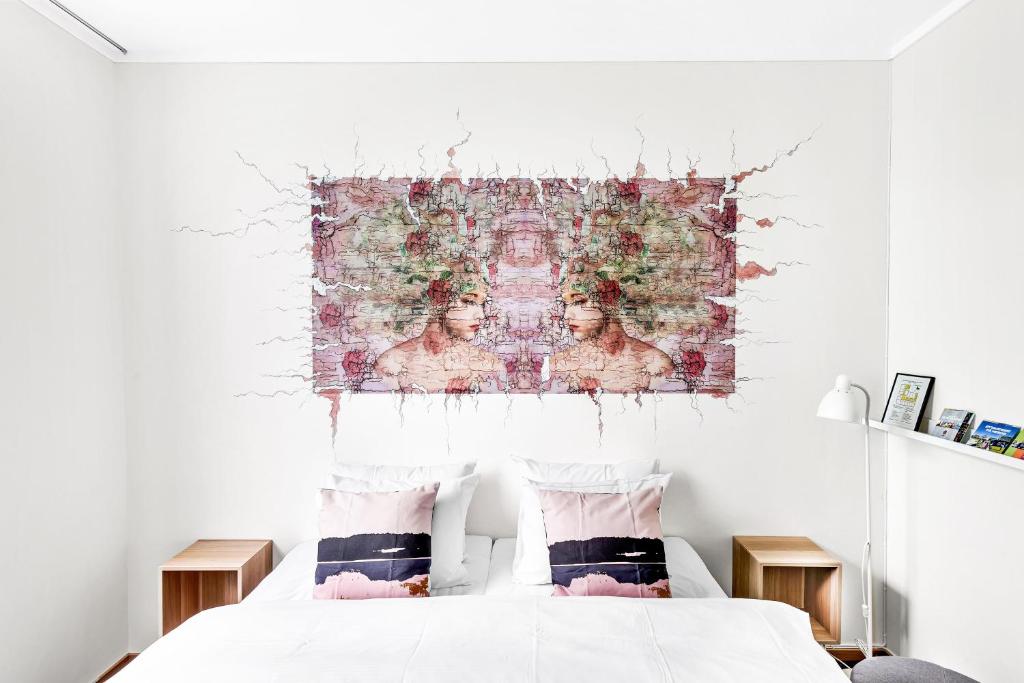 阿倫達爾的住宿－Lille Hotell，一间卧室配有一张壁画床