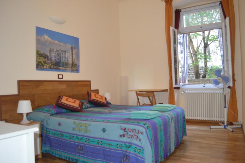 een slaapkamer met een bed met twee dozen erop bij Casa vacanza Tigor in Trieste