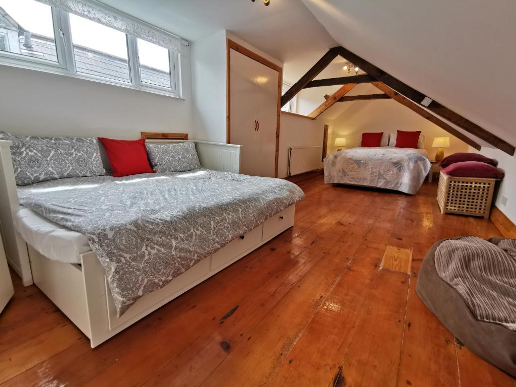 a bedroom with two beds in a attic at THE OLD RECTORY GLEBE HOUSE in Jacobstow 10 mins to Widemouth bay and Crackington Haven,15 mins Bude,20 mins tintagel, 27 mins Port Issac in Bude