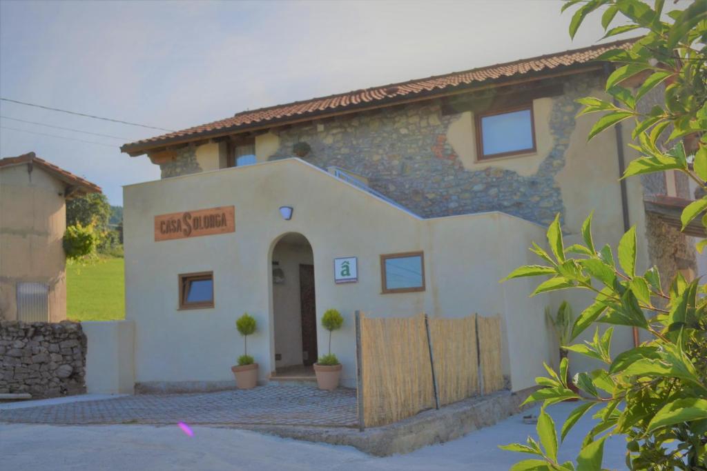 ein Haus mit einem Tor davor in der Unterkunft CASA SOLORGA - apartamentos rurales in San Miguel de Meruelo