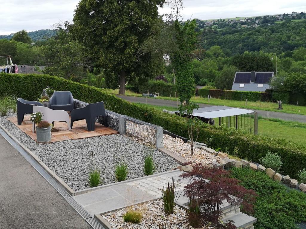 Zahrada ubytování Chalet in Ardennes with Mountain Views