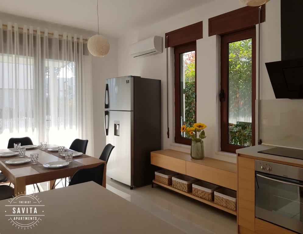 Kuchyň nebo kuchyňský kout v ubytování Gjiri i Lalzit - Vila Savita - Perla Resort