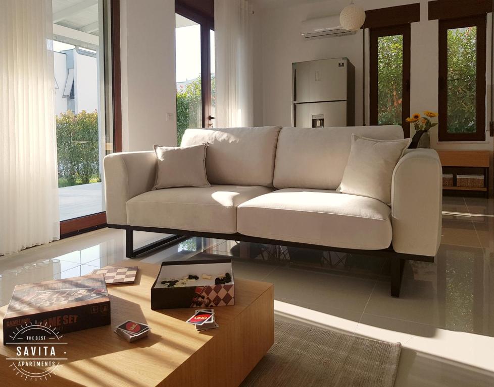Posezení v ubytování Gjiri i Lalzit - Vila Savita - Perla Resort
