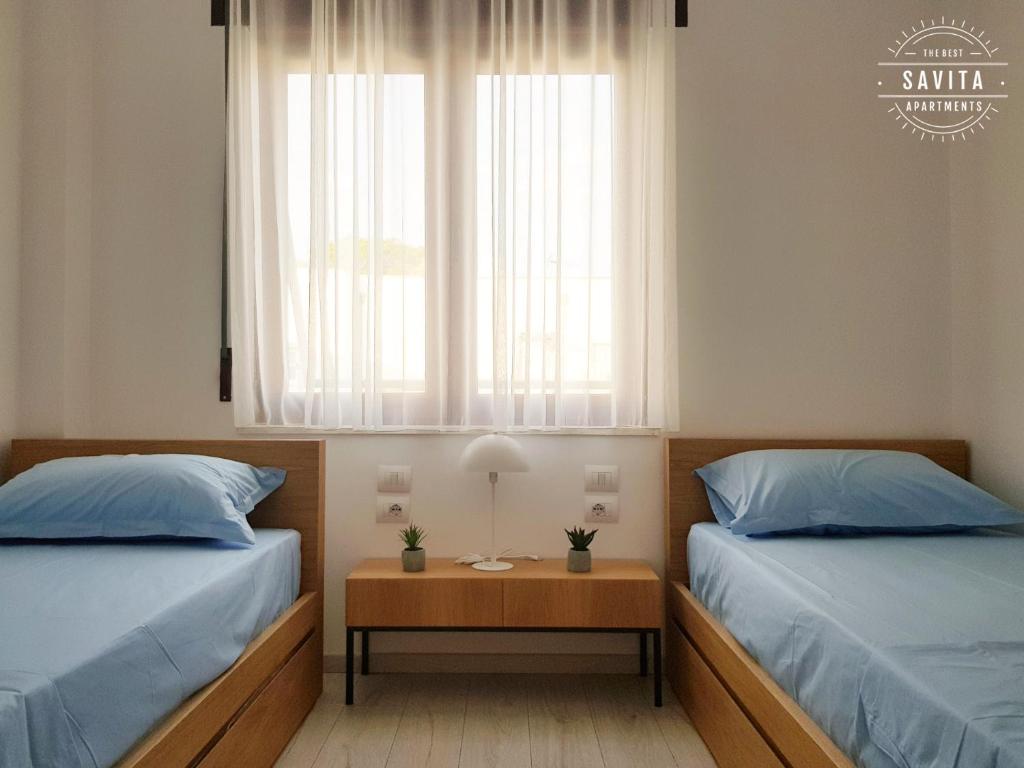 Postel nebo postele na pokoji v ubytování Gjiri i Lalzit - Vila Savita - Perla Resort