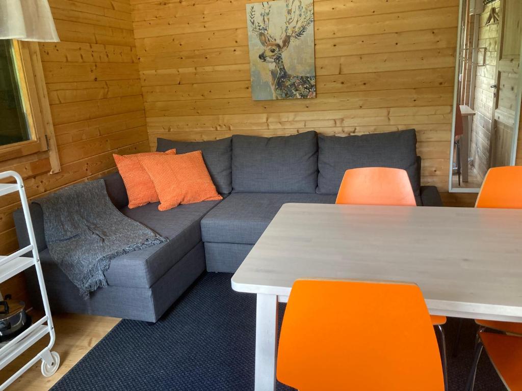 Posezení v ubytování Asplunda Gård, Kolmården stuga nr 1