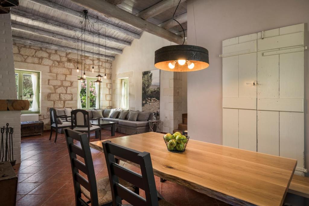 Posezení v ubytování BOUTIQUE VILLA PETRA AMANDA Heated pool optional