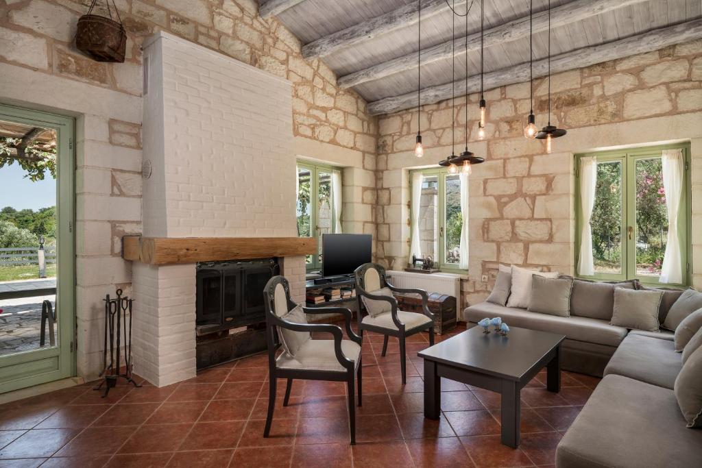 Posezení v ubytování BOUTIQUE VILLA PETRA AMANDA Heated pool optional