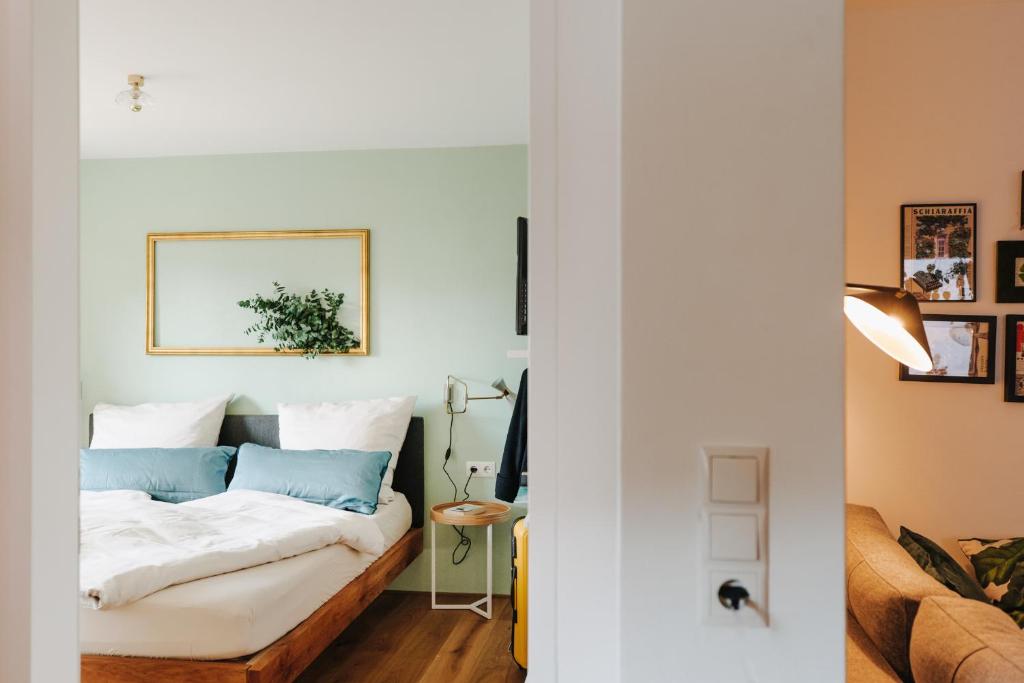 ein Wohnzimmer mit einem Sofa und einem Bett in der Unterkunft Rotes Haus Bregenz Wald Wohnung in Bregenz