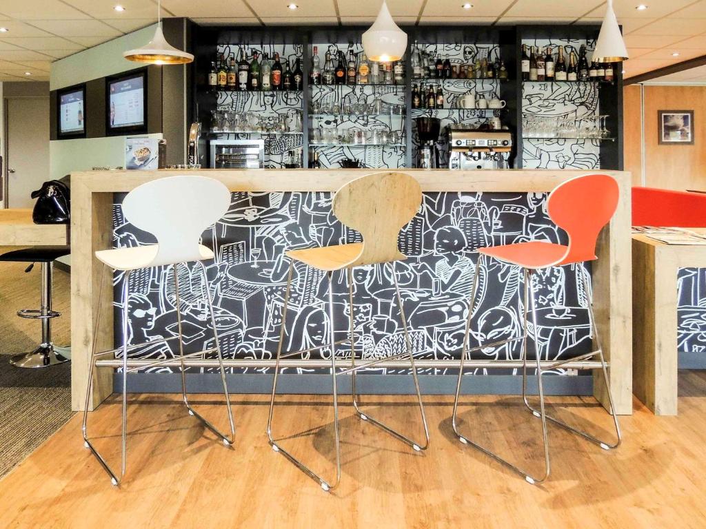 Lounge nebo bar v ubytování Ibis Auray
