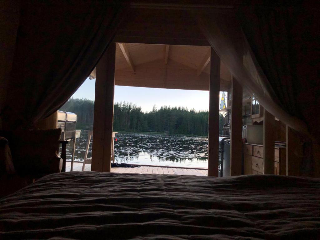 Postel nebo postele na pokoji v ubytování Rustika strandstugor utanför Rättvik