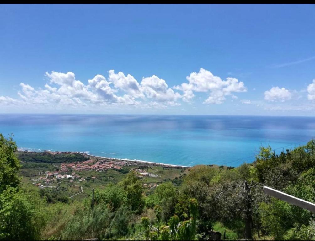 vistas al océano desde una colina en Il Panorama en Buonvicino