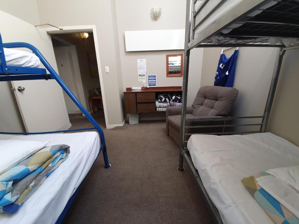 Cette chambre comprend deux lits superposés et un bureau. dans l'établissement Stay In Tekapo Backpackers, à Lac Tekapo
