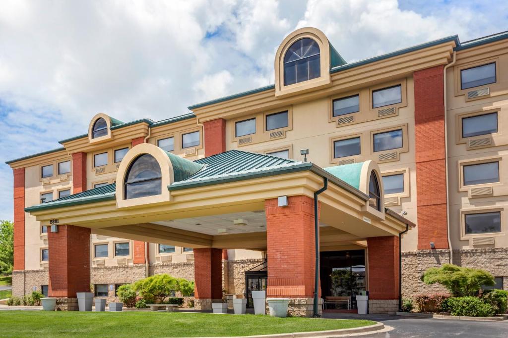 an office building with a roof on a lawn at Holiday Inn Express Branson- Green Mountain Drive by IHG in Branson