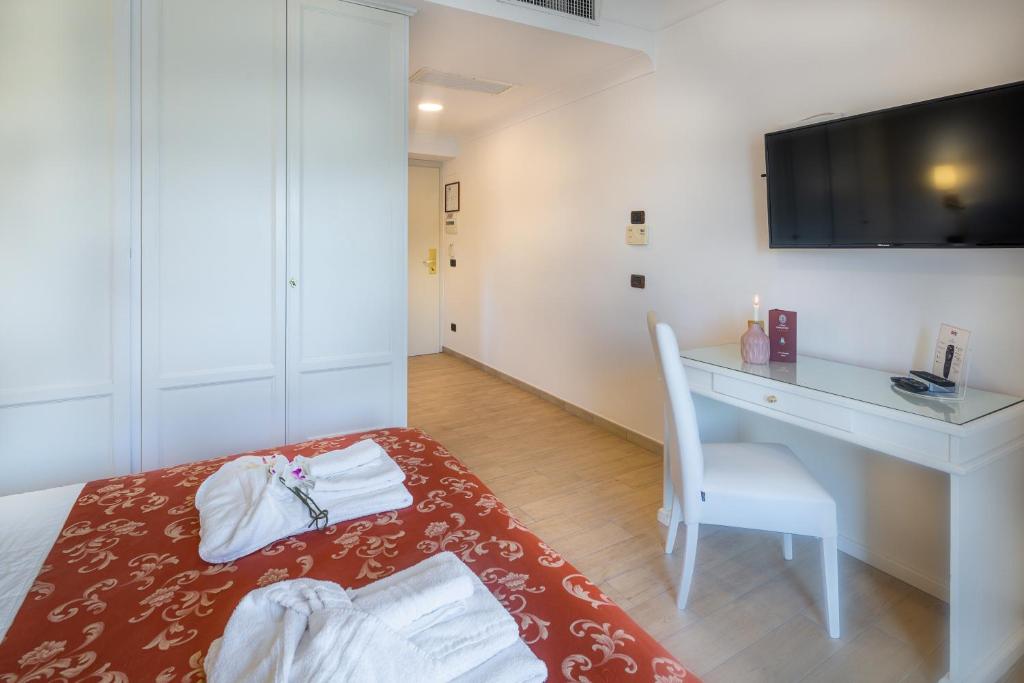 Hotel Castel Gandolfo - Superior Double Room With Balcony And Lake View