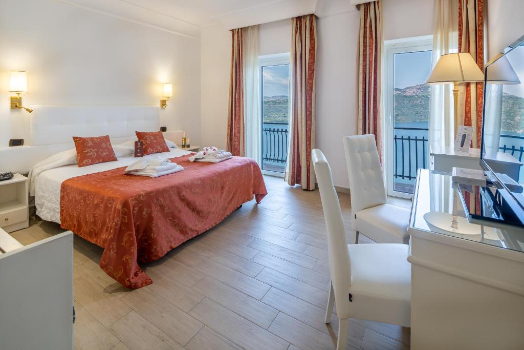 Postel nebo postele na pokoji v ubytování Hotel Castel Gandolfo