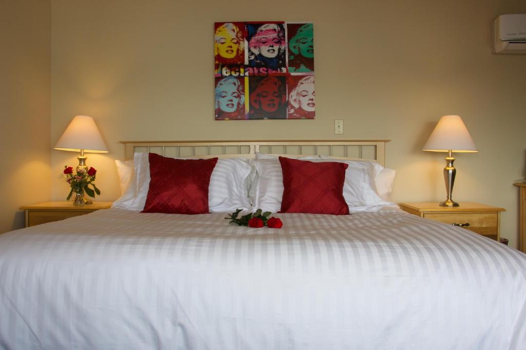 Letto o letti in una camera di Rum Runner Inn