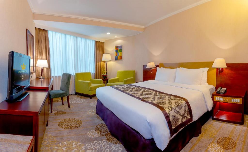 TV a/nebo společenská místnost v ubytování Emperor Hotel