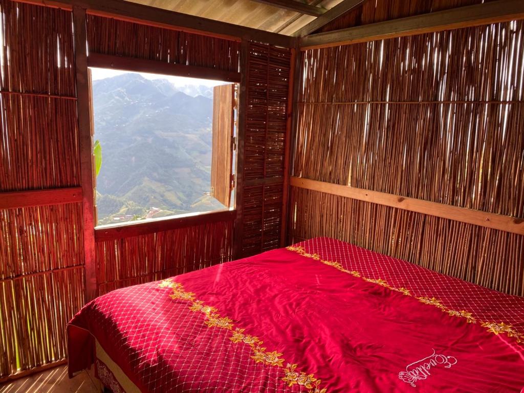 Mù Cang Chải的住宿－Indigenous homestay- Trek- Food- Bus，一间卧室配有一张红色的床和窗户