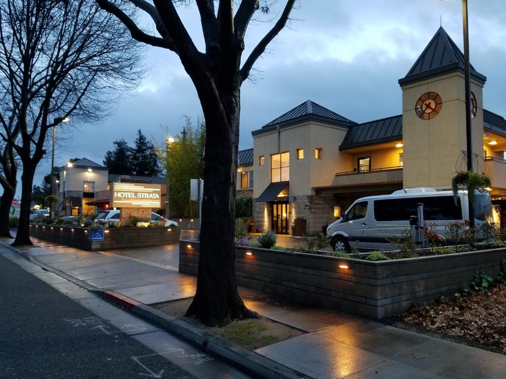 um edifício com uma torre de relógio ao lado de uma rua em Hotel Strata em Mountain View