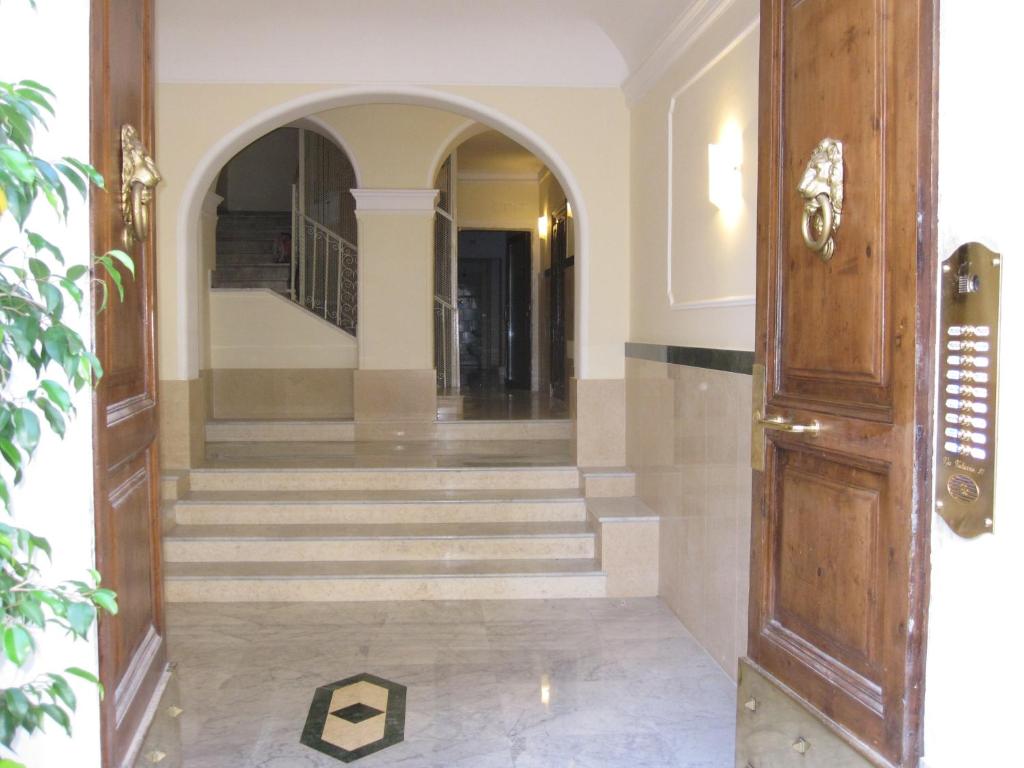 ローマにあるクレッシーの木製のドアと階段のある廊下