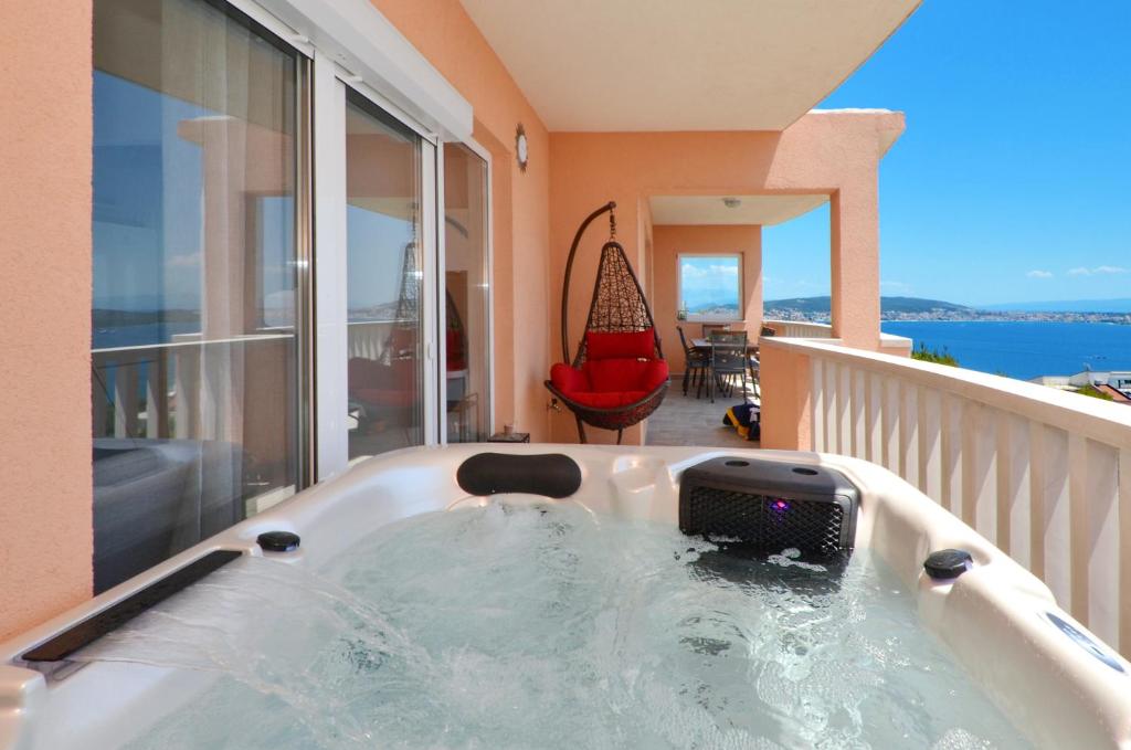 bañera de hidromasaje en el balcón de una casa en Apartment Elza en Trogir
