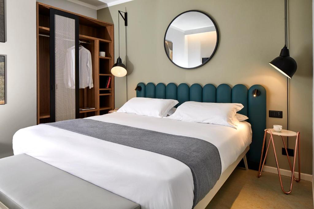 A bed or beds in a room at Hotel Europa