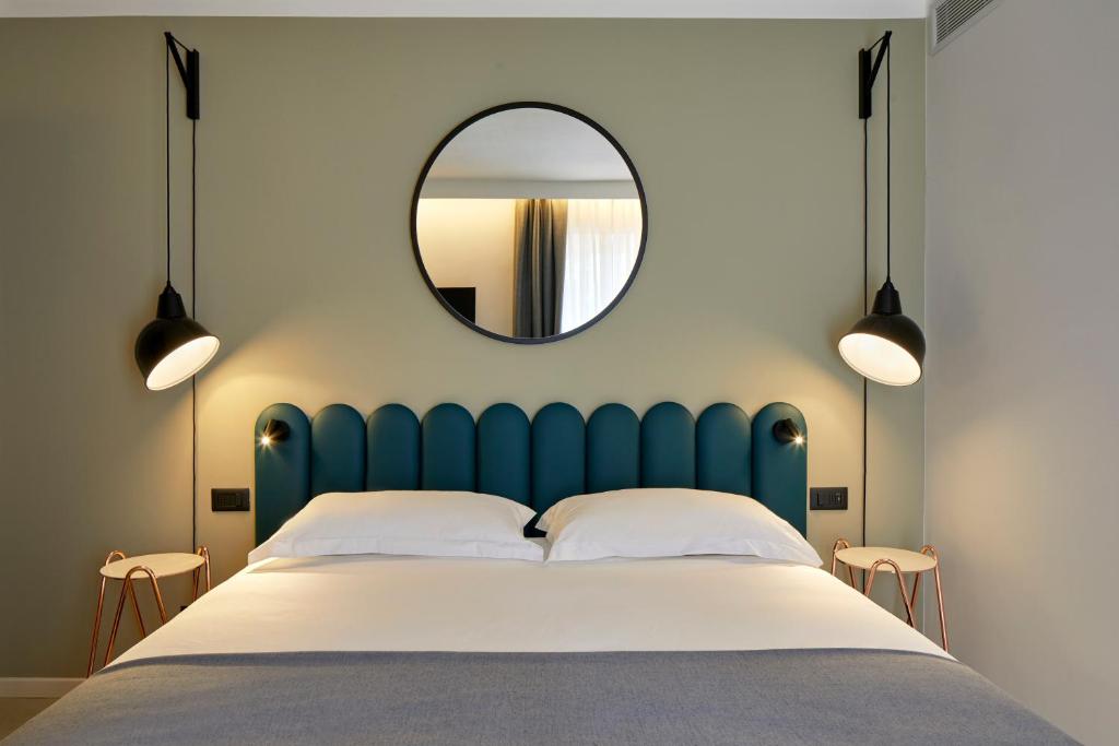 A bed or beds in a room at Hotel Europa