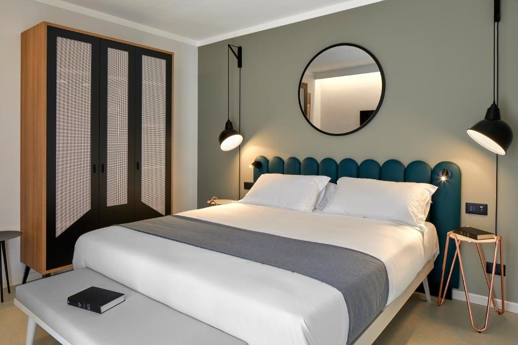 A bed or beds in a room at Hotel Europa