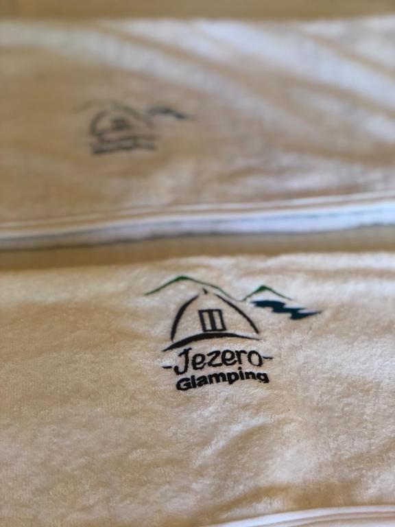 Certifikát, hodnocení, plakát nebo jiný dokument vystavený v ubytování Glamping Jezero