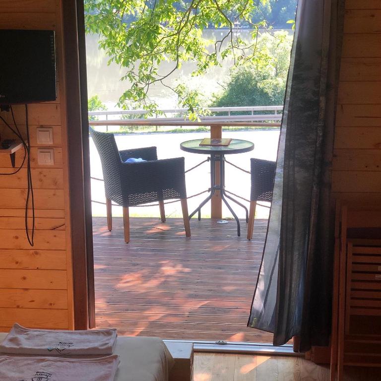 Balkón nebo terasa v ubytování Glamping Jezero