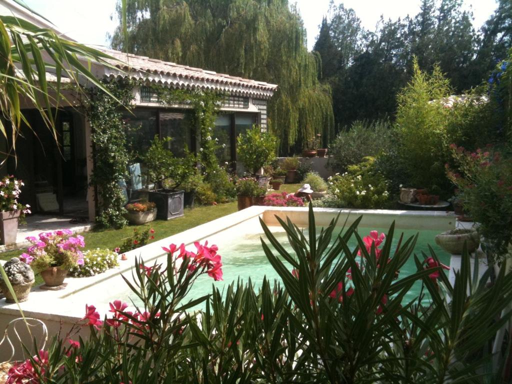 EyraguesにあるLe Clos Martinの花の咲く庭園