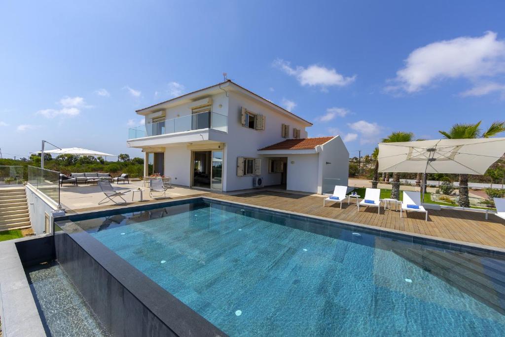 uma villa com uma piscina e uma casa em Villa Elite em Protaras