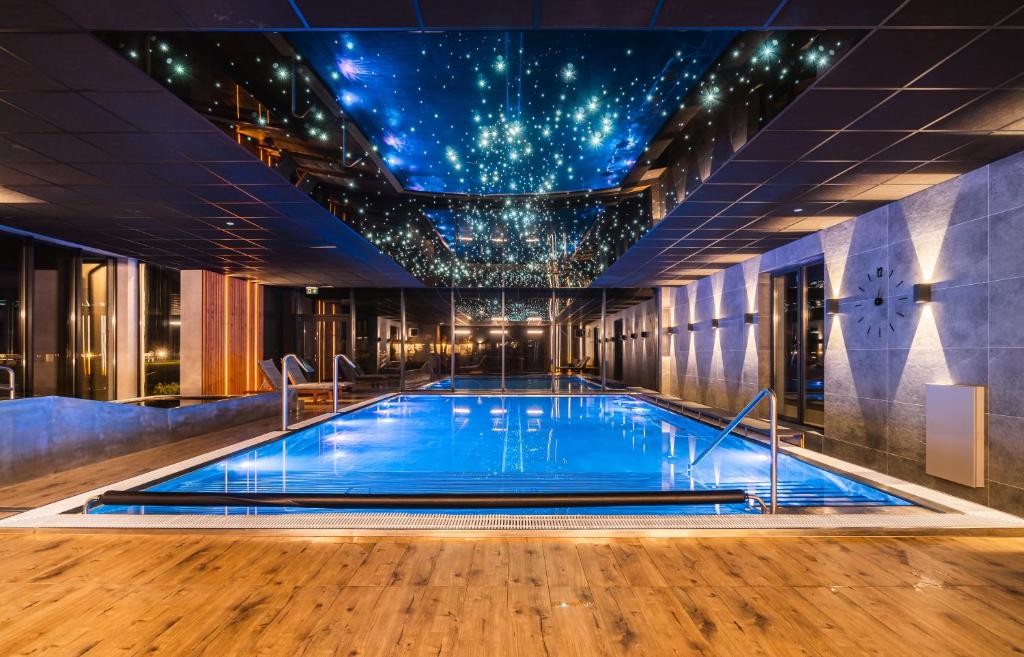 Bazén v ubytování Caryńska Resort & SPA nebo v jeho okolí