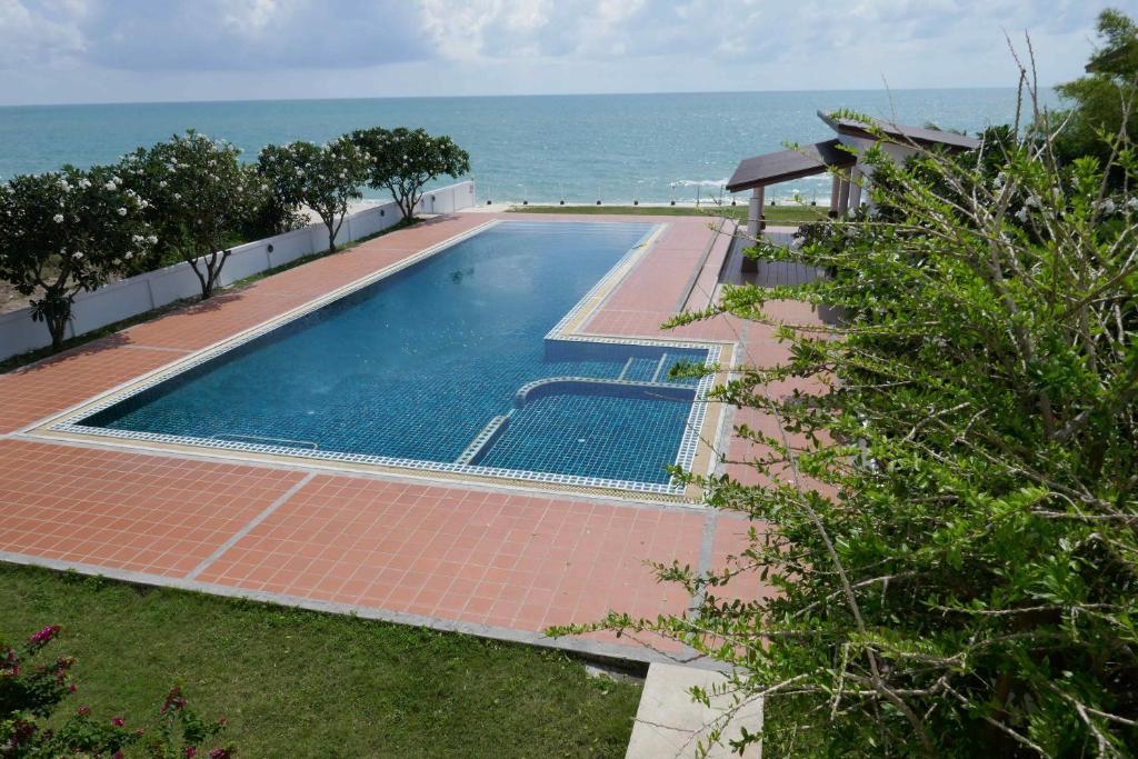 - une piscine avec l'océan en arrière-plan dans l'établissement Khanom Beachfront Apartment 3 Internet 100 Mbps, à Ban Na Dan