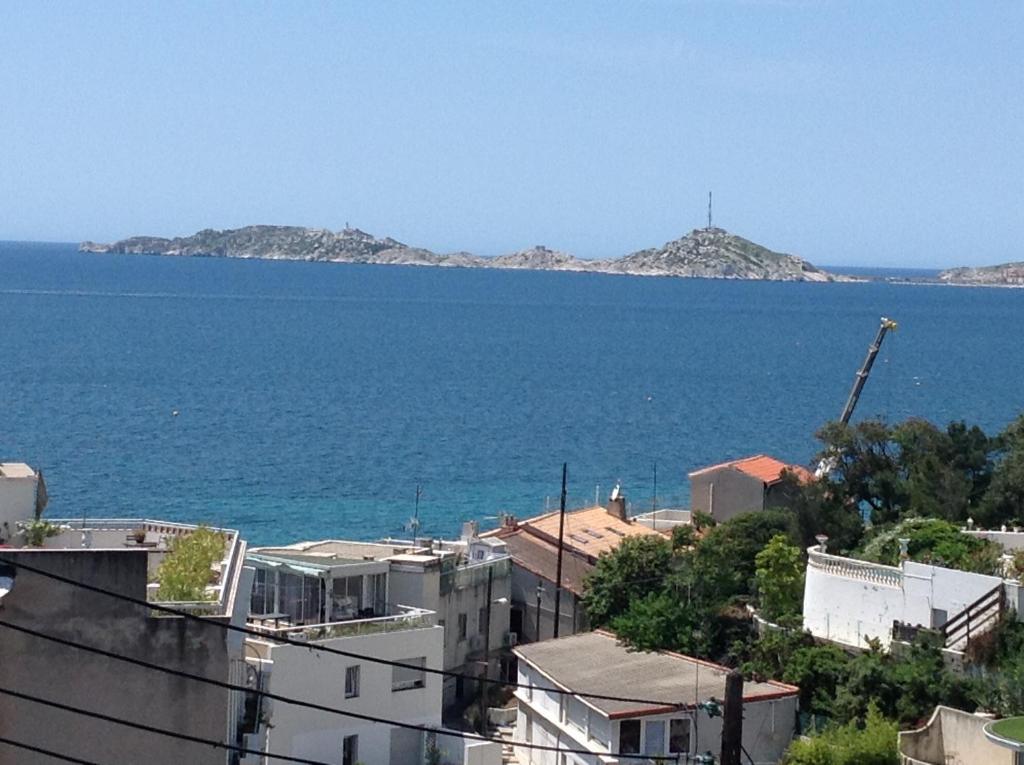 vistas al océano desde una ciudad en Suite sur la mer Marseille Corniche en Marsella