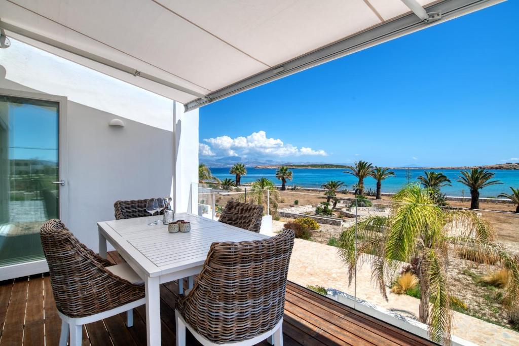 un tavolo e sedie su un balcone con vista sull'oceano di The view 3 a Santa Marina