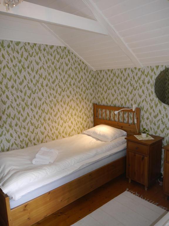 Säng eller sängar i ett rum på Havsnära 1700-tals Timmerstuga