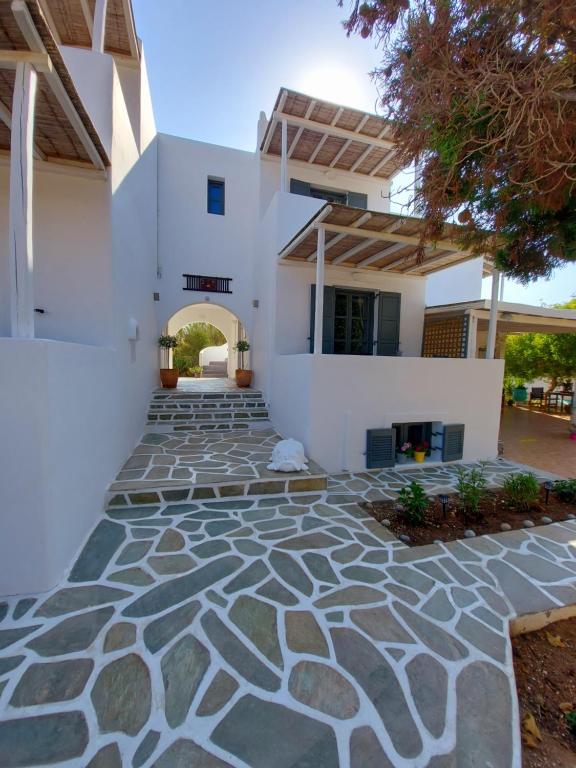 a white house with a stone walkway at Villa Del Mar in Antiparos Town