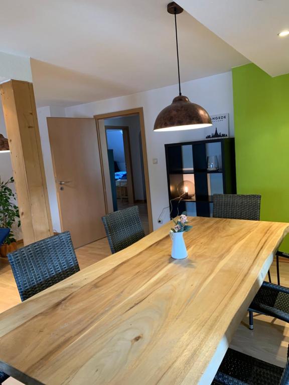- une salle à manger avec une table et des chaises en bois dans l'établissement kuscheliges Marburg, à Marbourg