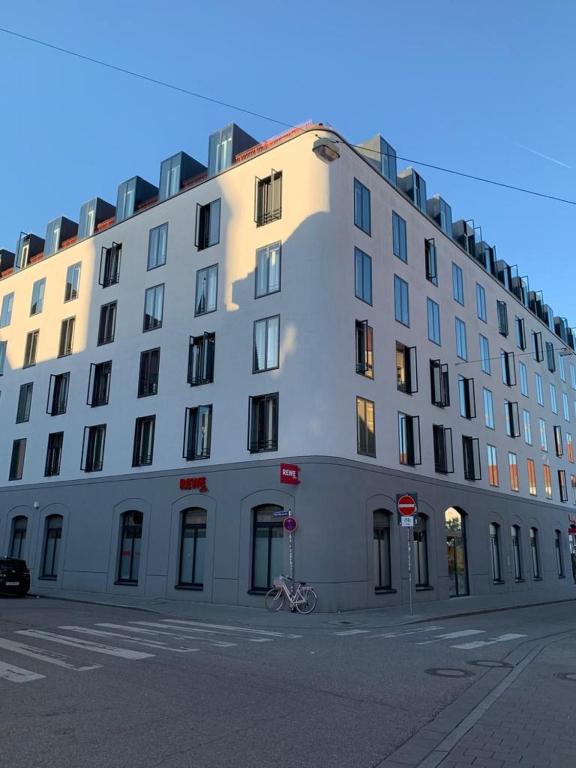 a large white building on the corner of a street at Ferienwohnungen Wolke in Regensburg