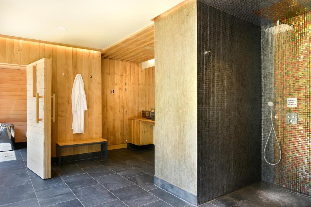 Koupelna v ubytování Demeures et Châteaux Moulin des Templiers Hôtel & SPA