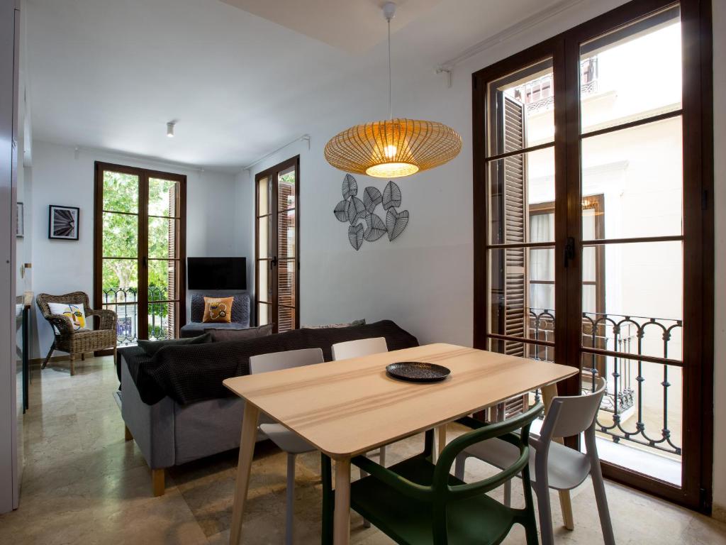 ein Wohnzimmer mit einem Tisch und einem Sofa in der Unterkunft Mesones 54 in Granada